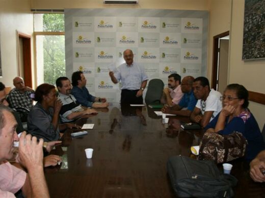 Prefeitura entrega verba para escolas de samba