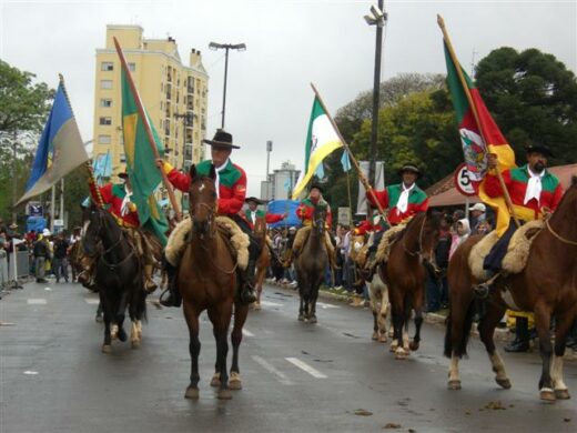 Desfile Farroupilha reuniu tradicionalistas neste feriado