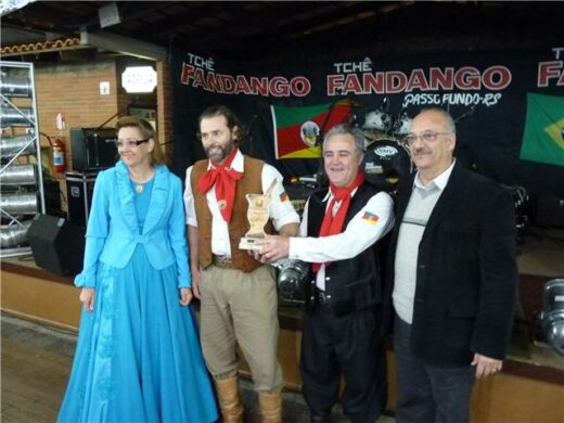 Prefeito premia entidades no encerramento dos Festejos Farroupilhas