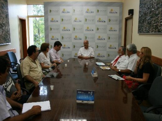 Prefeito visita Escolas de Samba