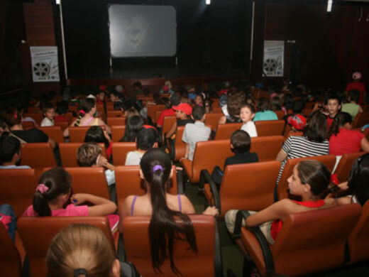 Cinema no Teatro lota o Teatro Múcio de Castro