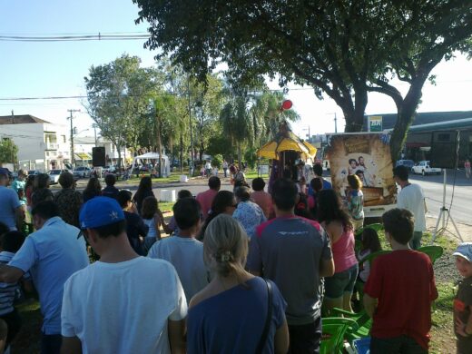 Teatro gratuito leva dezenas de pessoas à praça no Boqueirão