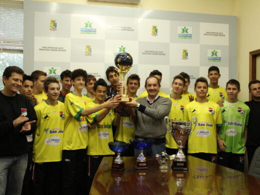 Prefeito recepciona equipe campeã na França