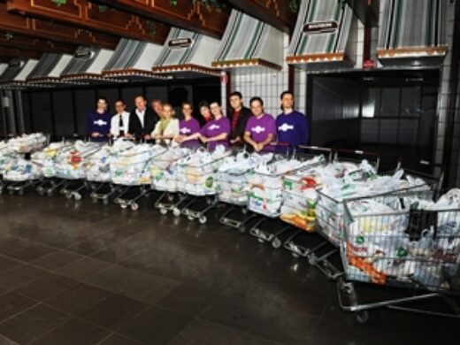 Associação entrega de mais de uma tonelada de alimentos arrecadados na Passodanç