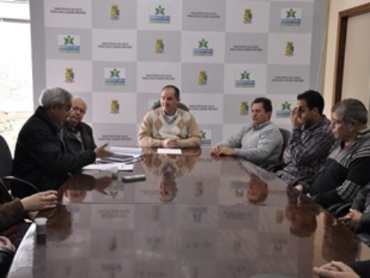 Prefeito recebe músicos que desejam reativar  Banda municipal