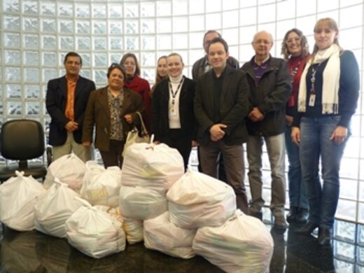 Prefeitura distribui duas toneladas de alimentos arrecadados na Mostra de Teatro