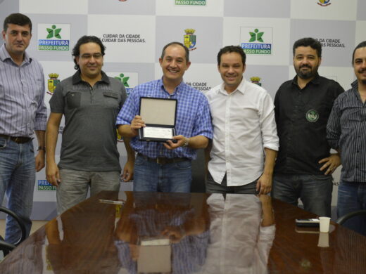 Prefeito recebe homenagem da Associação de Músicos e Compositores