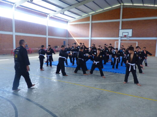 Cerca de 300 crianças praticam esportes no ginásio do Bairro Zachia