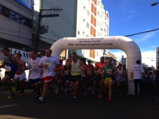 Centenas de competidores participam da Meia Maratona e Rústica