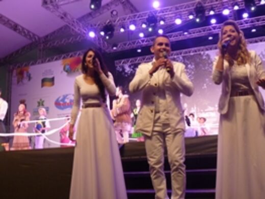 Sexta noite do Festival Internacional de Folclore anima grande público