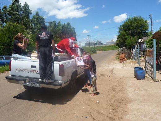Brinquedos arrecadados pela Prefeitura são doados a crianças do Bairro Valinhos