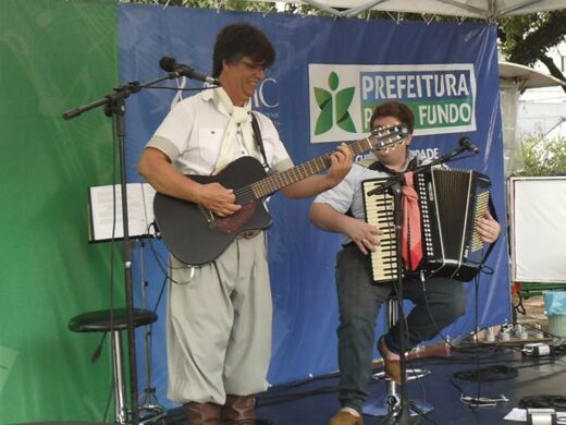 Música na Praça abre espaço para músicos locais e movimenta espaços públicos