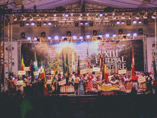 Casarão lotado dá as boas-vindas ao festival