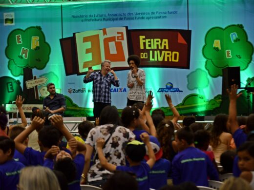 Interação do público com autores na Feira do Livro