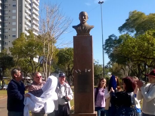 Busto de Joaquim Fagundes dos Reis volta à avenida