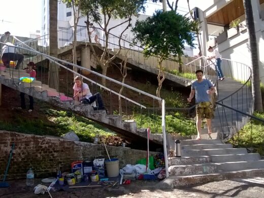Intervenção de cores em mais uma escadaria