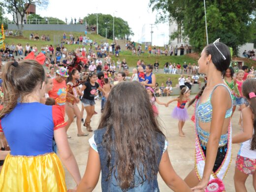Festa infantil marca primeiro dia de Carnaval