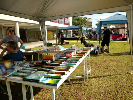 Mini Feira do livro atrai público na Gare