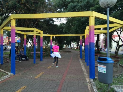 Arte urbana traz mais cor para avenida Brasil