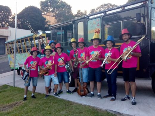 Orquestra Maria Fumaça do Samba preparada
