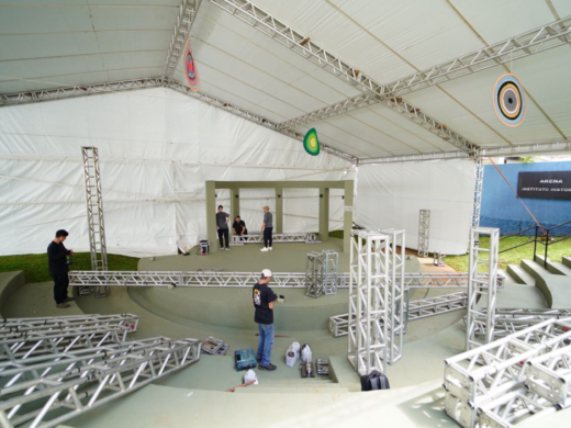 Estrutura em fase final para receber livreiros, autores e público na Feira do Livro de Passo Fundo