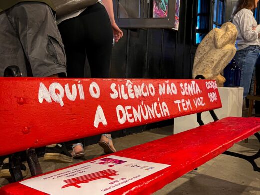 Galeria Estação da Arte recebe instalação de Banco Vermelho em ação de combate ao feminicídio