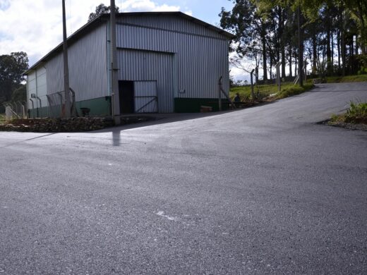 Prefeitura realiza obras de apoio a duas empresas