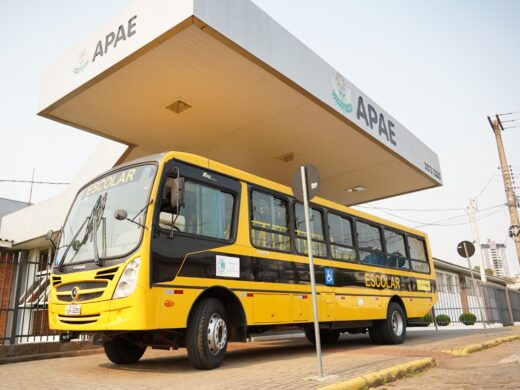 Prefeitura entrega novo ônibus à Apae