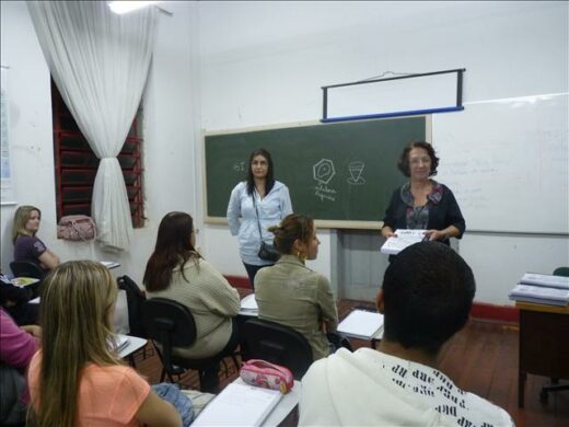 Alunos do Pré-Enem receberam apostilas