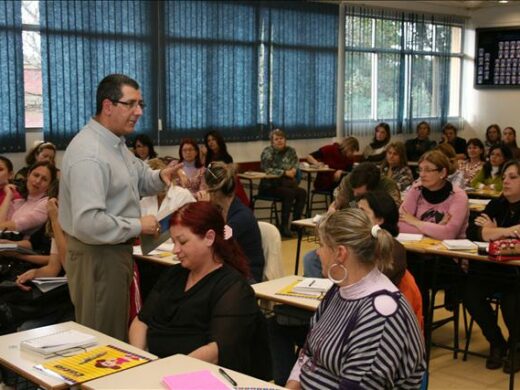 Prefeitura discute relações de poder com seus professores