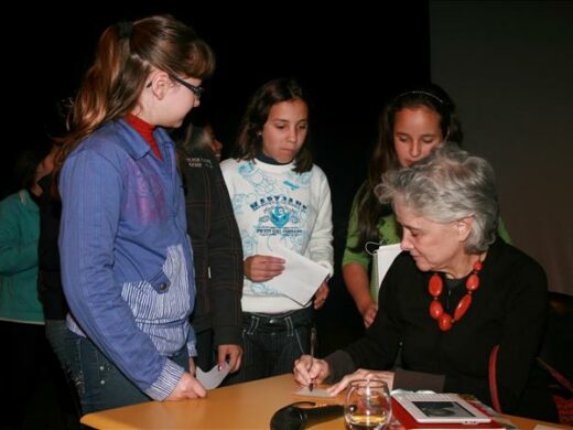 Ângela Lago debate  Emilly Dickinson com alunos das escolas municipais