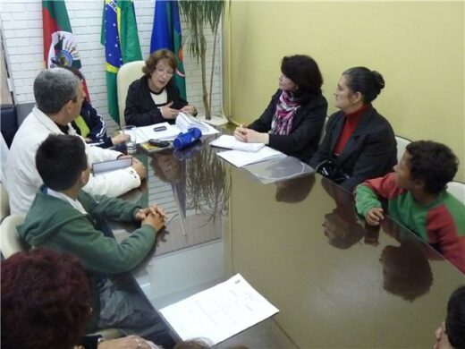 Secretária de Educação recebe comunidade da escola  Romana Gobbi