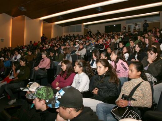 Alunos das escolas municipais em mais um encontro do Projeto Livro do Mês
