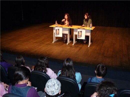 Alunos da rede municipal debatem o livro do mês com Heloísa Prieto