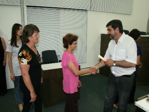 Prefeitura entrega certificados do Brasil Alfabetizado