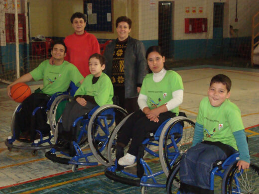 Núcleo de Educação Especial entrega cadeiras para prática de basquete de rodas
