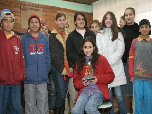 Aluna de escola municipal é a melhor em concurso de oratória