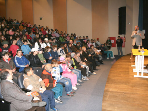 Cristóvam Buarque realiza debate com alunos das escolas municipais