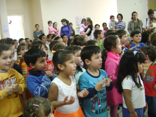 Mães recebem homenagem de alunos municipais