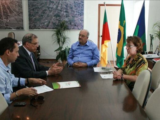 Biblioteca municipal recebe livros da Fundação UPF