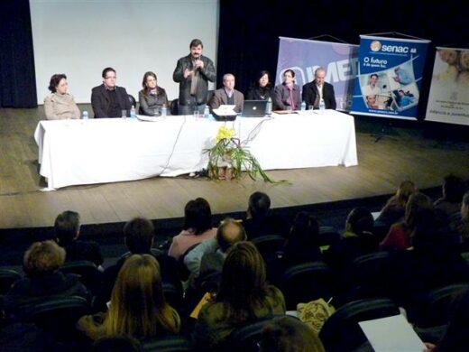 Livro do Mês lota o teatro do SESC