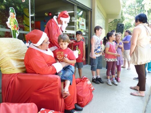Crianças se divertem no Natal no Quiosque Roberto Pirovano Zanatta