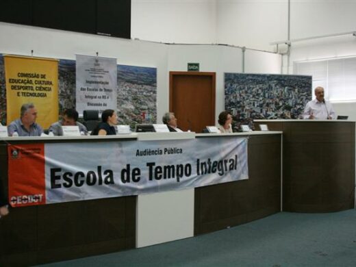 Dipp participa de audiência promovida pela deputada Juliana Brizola