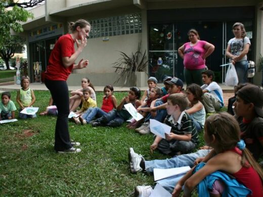 Crianças da região visitam quiosque de literatura na Praça Antonino Xavier