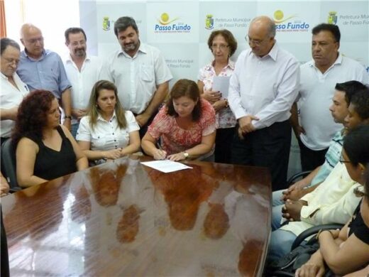 Prefeito dá posse a novos cozinheiros e nutricionista