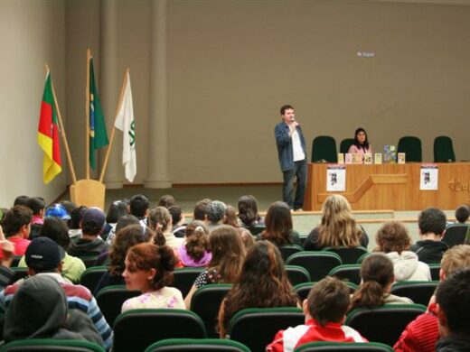 Literatura de Cordel sobe aos palcos do Livro do Mês