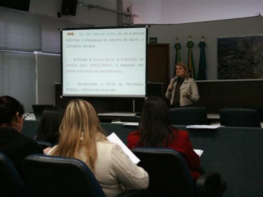 Encontro da Ampla discute as regras da Ficha de Comunicação de aluno infrequente
