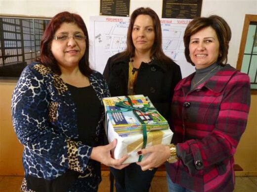 Prefeitura Municipal doa Kit sobre “Bullying” a escolas municipais