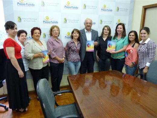 SME lança livro de Educação Infantil