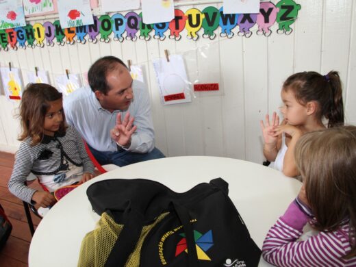 Prefeito anuncia mil novas vagas para a Educação Infantil em 2013